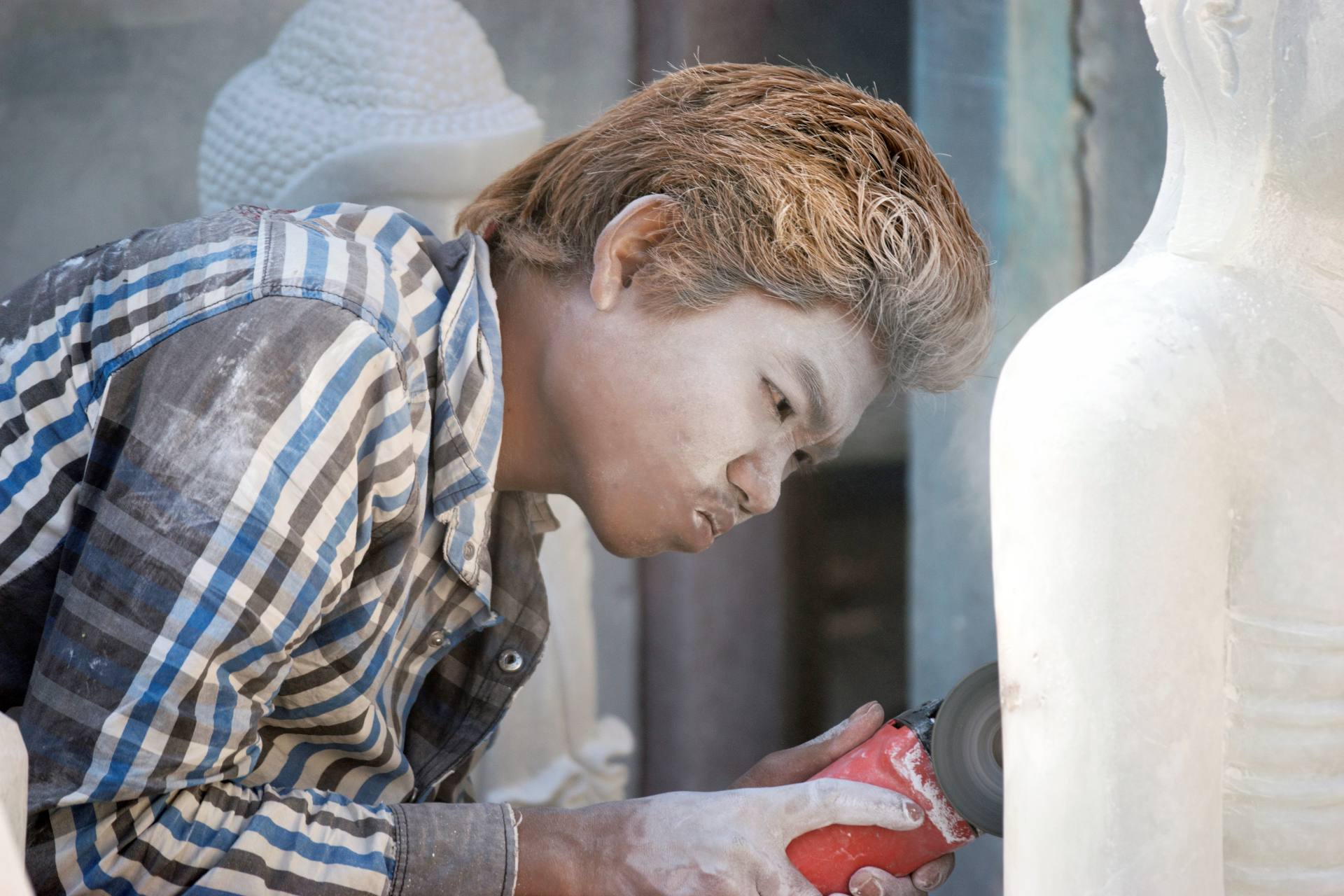 Straße der Steinmetze - kein Steinmetz trägt einen Atemschutz. Das kann nicht gut für ihre Lungen sein!